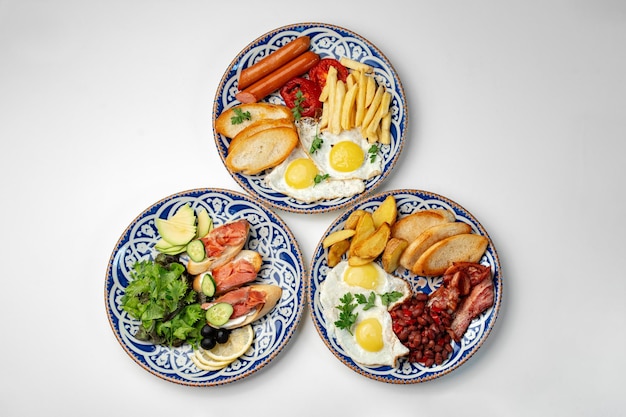 Тарелки с разными блюдами